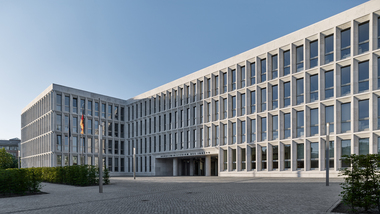 Ansicht des Haupteingangs des Neubaus des Bundesinnenministeriums am Moabiter Werder