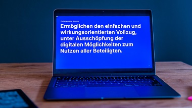 Ein Laptop steht auf dem Tisch.