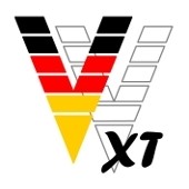 Logo des V-Modell XT Bund: zwei hintereinander gestellte V-Buchstaben, der vordere in schwarz rot gold, der hintere nicht gefüllt mit schwarzer Umrandung. Am Fuß des vorderen V befindet sich ein kleines geschwungenes XT